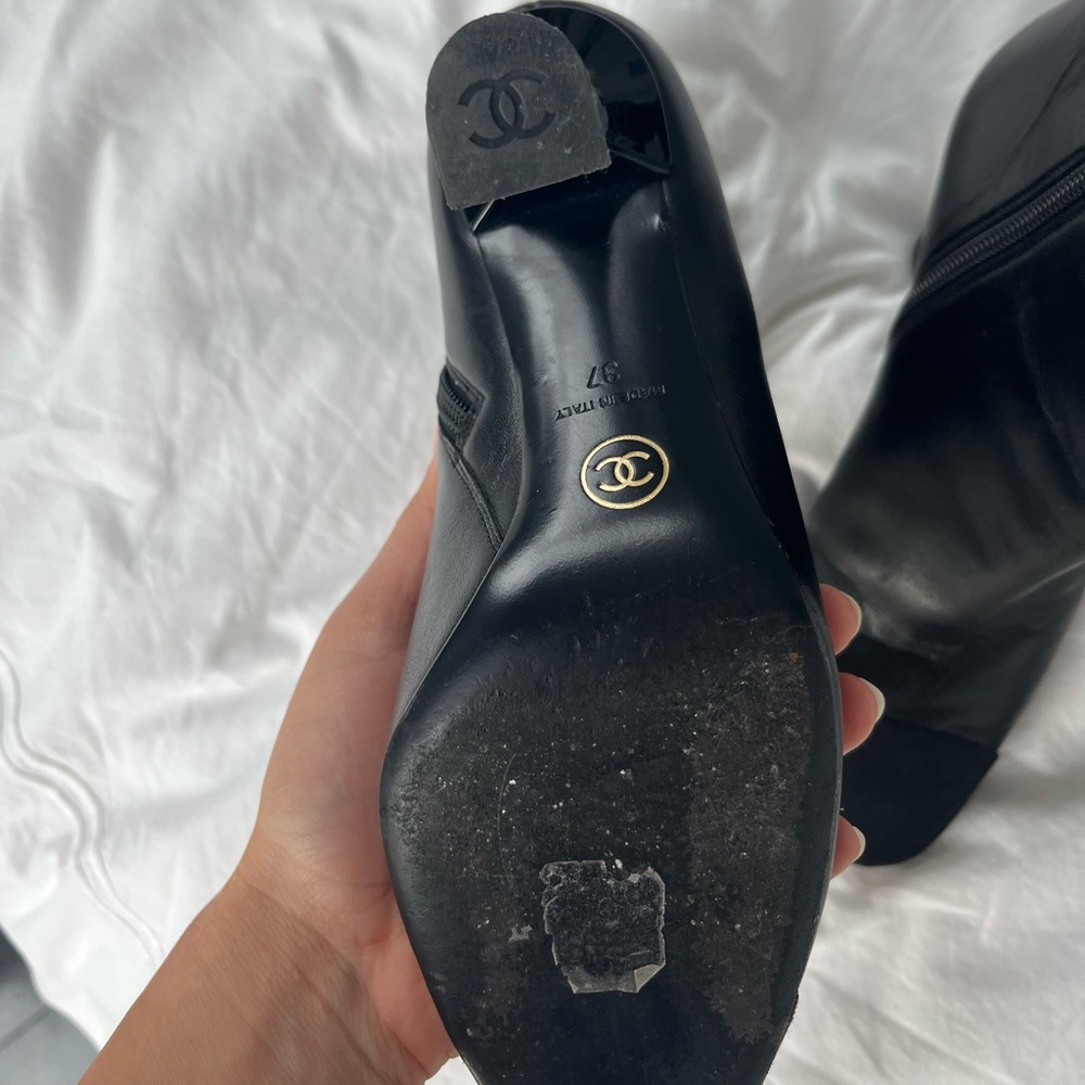 Chanel 2019 Interlocking CC Logo Boots in Black Leather with grosgrain cap toe - Picture 8 of 16